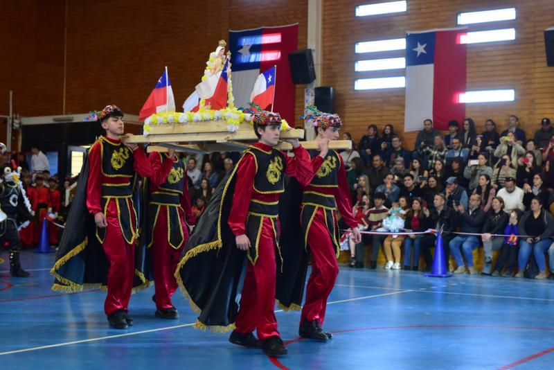 Muestra Folclórica: Estudiantes se lucen con hermosos bailes.