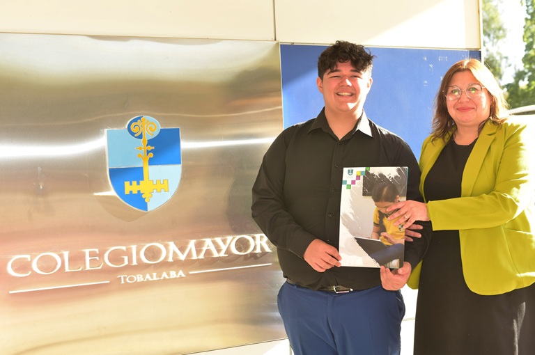 Rectoría hace entrega de Beca Universidad Mayor