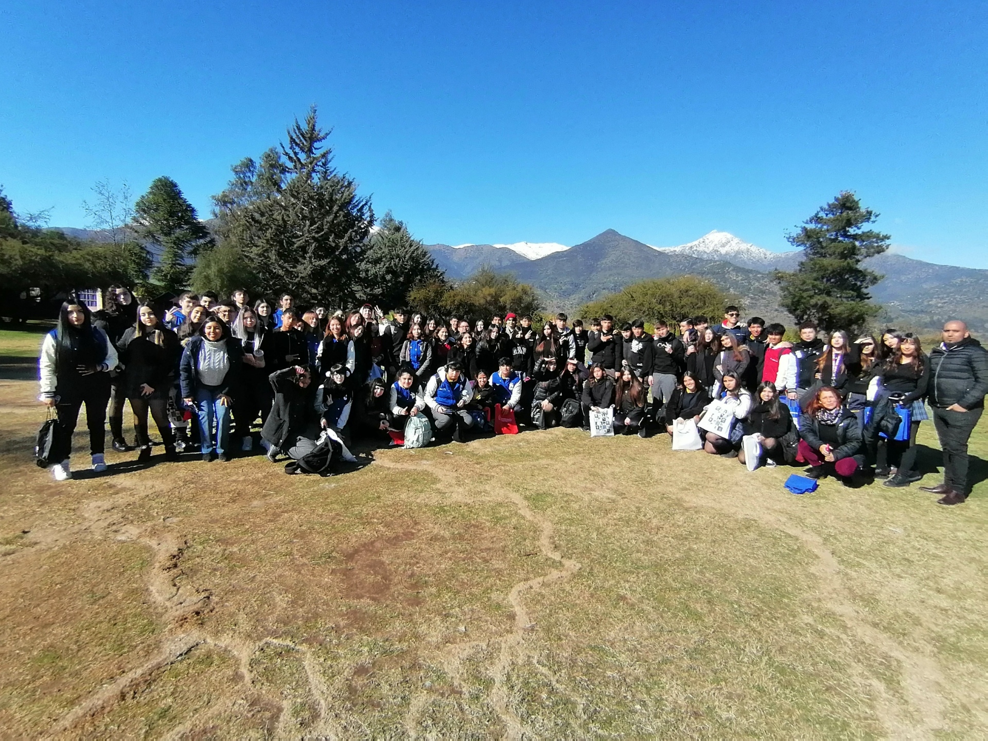 Estudiantes de Cuarto Medio del Colegio Mayor Tobalaba Participan en la II Feria de Educación Superior del International Country School