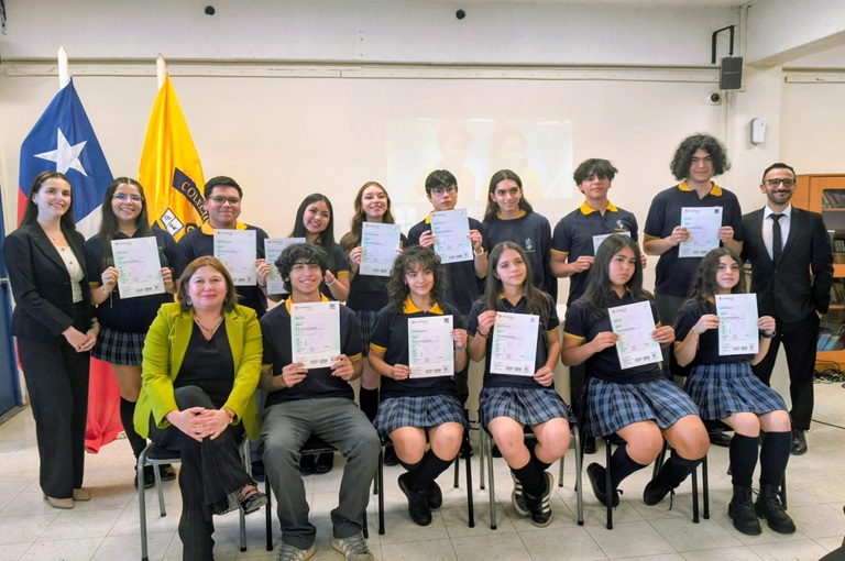 Well done, guys!: 13 estudiantes obtienen certificaciones Cambridge por su dominio del inglés