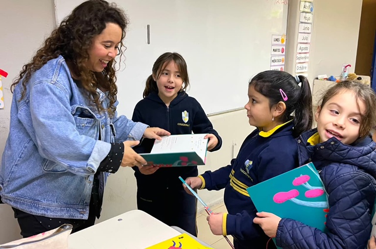 Autora Carolina Celis visitó el Colegio Mayor Tobalaba en el marco del Día del Libro