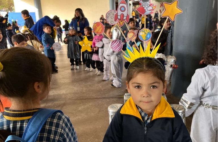 ¿Música anglo en Colegio Mayor Tobalaba?: alumnos de Prekínder y Kínder cerraron unidad con canción en inglés
