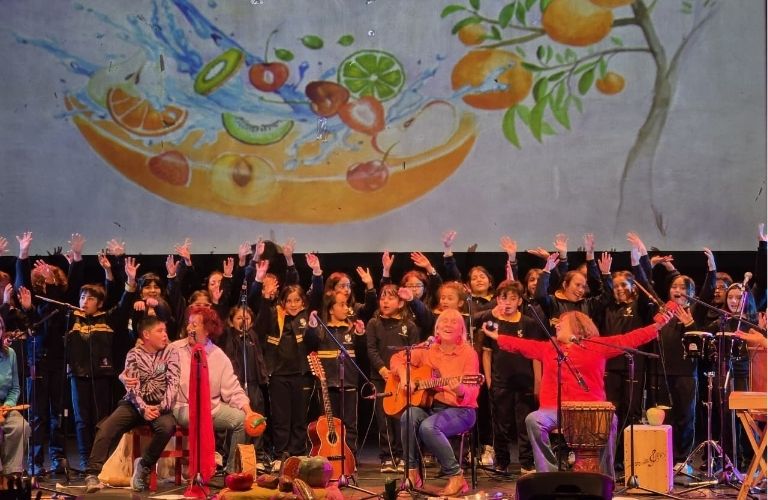 Ovacionados y vitoreados: coro de Colegio Mayor Tobalaba acompañó a grupo Acuarela en show en vivo