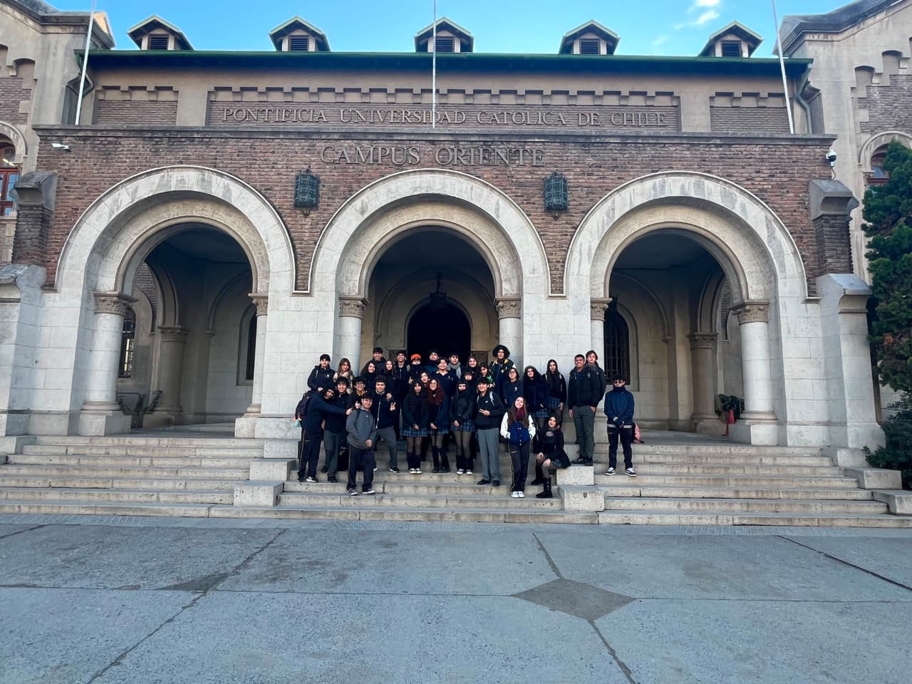 Alianza con English UC: estudiantes del Taller Cambridge visitaron Campus Oriente de la PUC