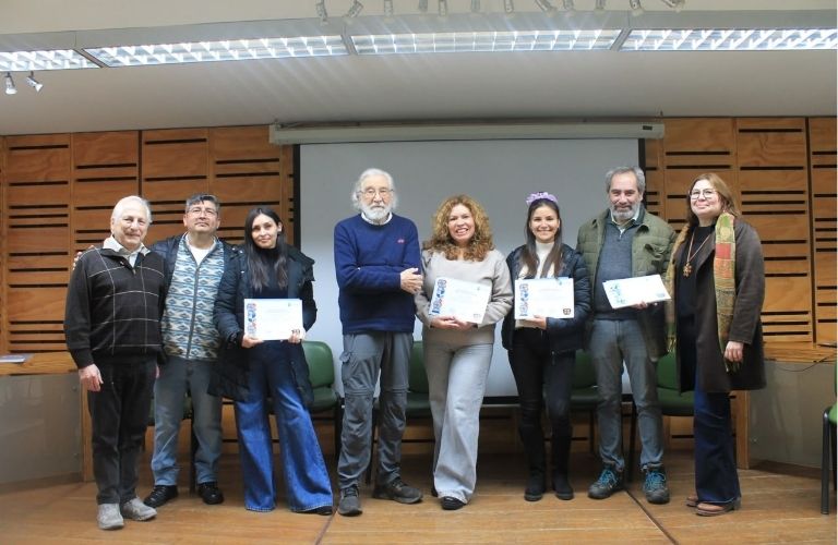 El futuro es hoy: docentes de Colegio Mayor Tobalaba culminaron diplomados sobre IA de Fundación Cruzando