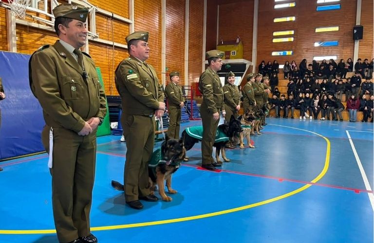 Saltos, trucos y muchos aplausos: perros policiales sorprendieron a estudiantes en Colegio Mayor Tobalaba