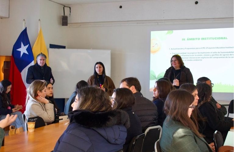 Sustentabilidad en el centro: charla en Colegio Mayor Tobalaba impulsa camino hacia la certificación ambiental