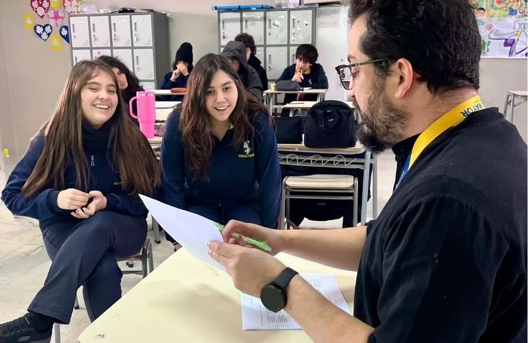 Inglés en acción: estudiantes de Colegio Mayor Tobalaba practican para la prueba oral de Cambridge