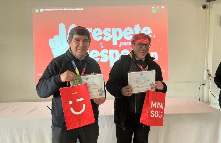 Fueron ovacionados: Colegio Mayor Tobalaba reconoce a dos de sus funcionarios por su compromiso con el buen trato